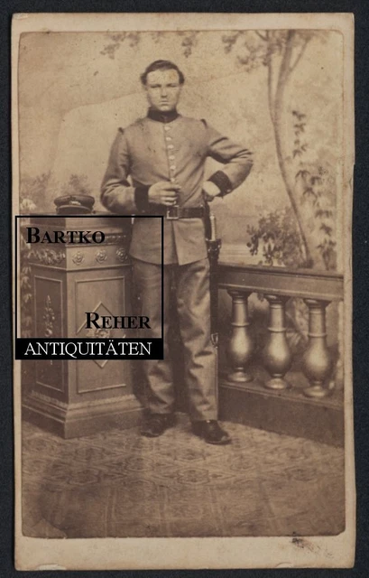Foto ca. 1870 Soldat in Uniform mit Bajonett und Schirmmütze mit Krone brüniert