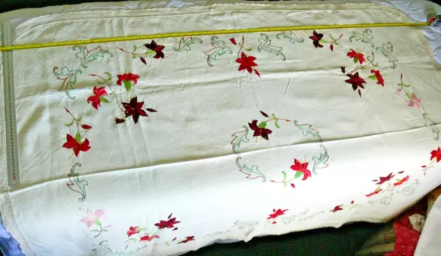 Lilies Hand Embroidered Linen Tablecloth Rectangle 1.610x1.120 - 33mm Cluny Lace