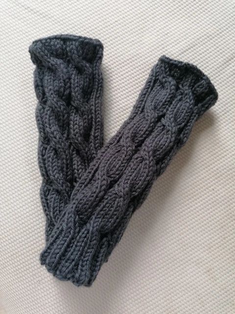 Handstulpen Armstulpen Pulswärmer Fingerloch handgestrickt Zopfmuster grau.