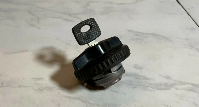 ORIGINAL MERCEDES BENZ W201 W123 tank lock tank cover & key DE £44.29 ...