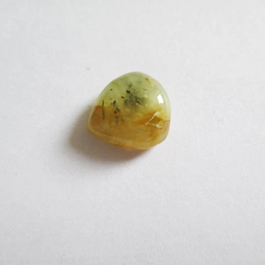 Préhnite cabochon pierre fine 14x12x6mm gemme multicolore reiki chakra plexus