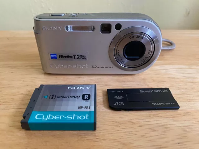 Sony Cyber-shot DSC-P200 7.2MP Digital Camera - Silver - Read.