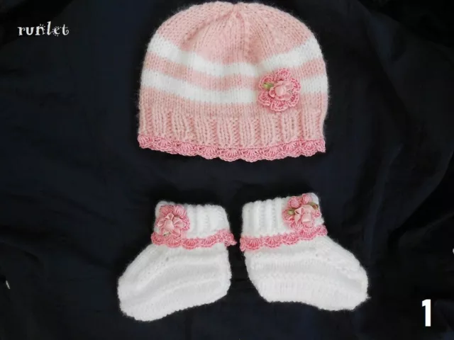 bonnet et chaussons bébé fille fait main en laine rose blanche.