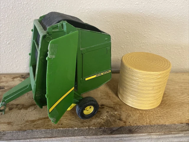 ERTL JOHN DEERE ROUND BALER #592 With Hay Round 1/16 Dyersville USA Iowa