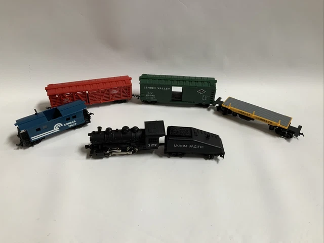 Life Like HO Scale Union Pacific #3179 Train Engine And Cars Pieces - READ