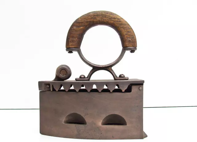 Antike Bügeleisen Holzkohle Bügeleisen Charcoal Iron 1930 mit Kugel Verschluss