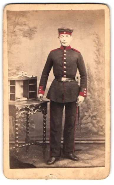 Fotografie F. Wiemer, Oldesloe, Portrait junger Soldat in Uniform mit Bajonett,