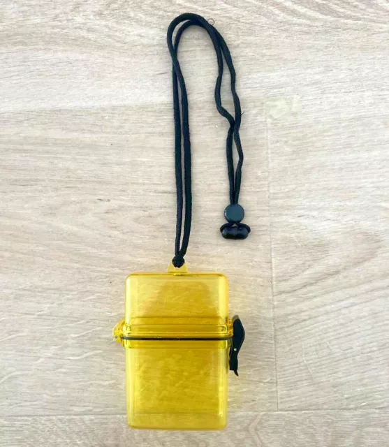 Etui / Boite à cigarettes en plastique avec cordon couleur jaune transparent