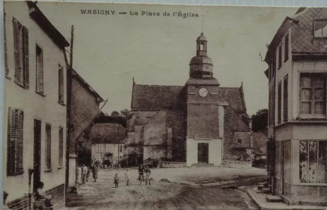 WASIGNY 08 cpa la Place de l'Eglise Bon Etat