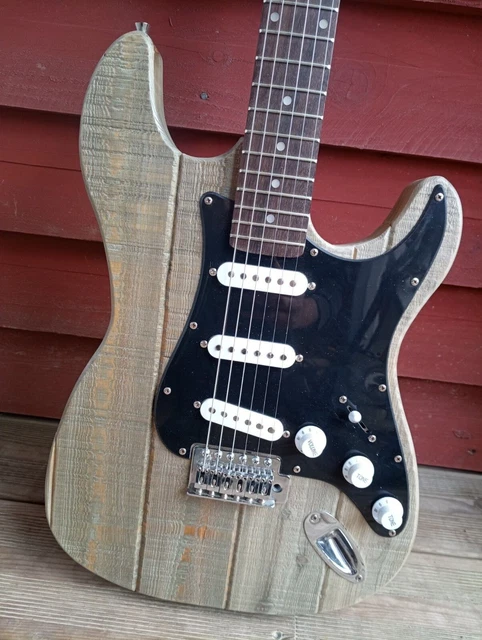 Guitare électrique customisée type stratocaster en mélèze  10