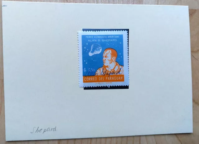 Alan B. Shepard   handsignierte Unterschrift auf Briefmarke.