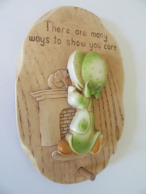 Vtg 1978 "Show You Care" Bonnet Girl Plastic Wall Peg Plaque Key Hook Hanger USA