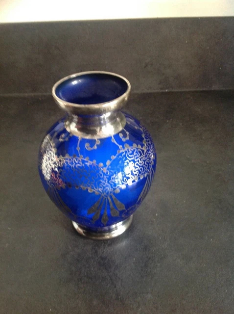 Superbe Vase Ancien En Verre Bleu Opalin – Décor Doré Camée – Vintage