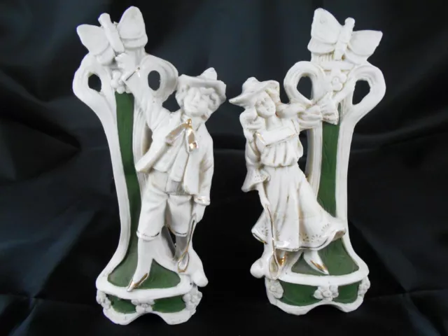 Magnifique Paire De Vases / Figurines En Biscuit Couple Aux Papillons