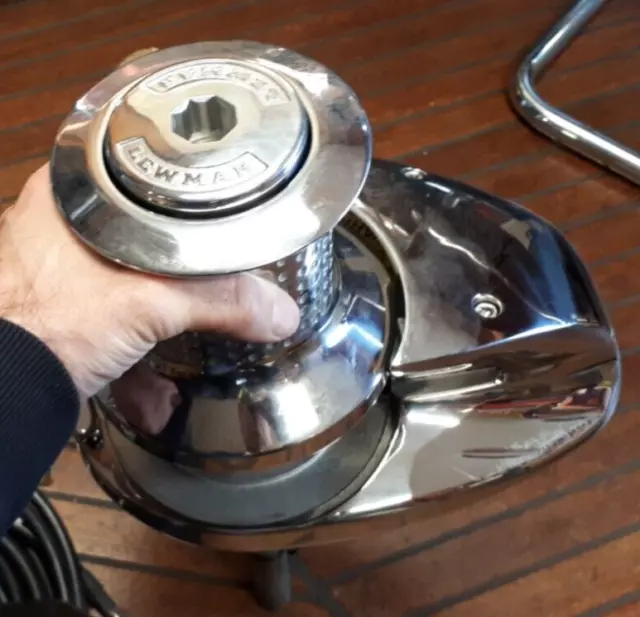 Guindeau Lewmar avec poupée V4 24V 2000W Windlass 3