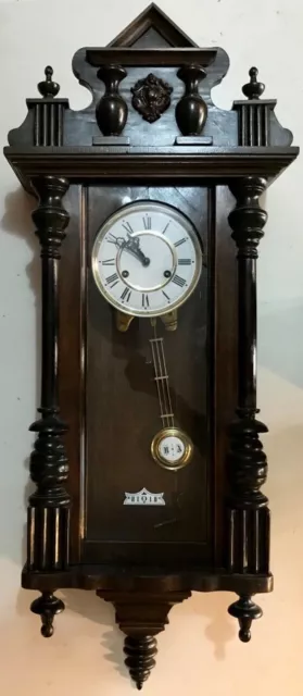 vecchio orologio da muro a pendolo con chiave funzionante