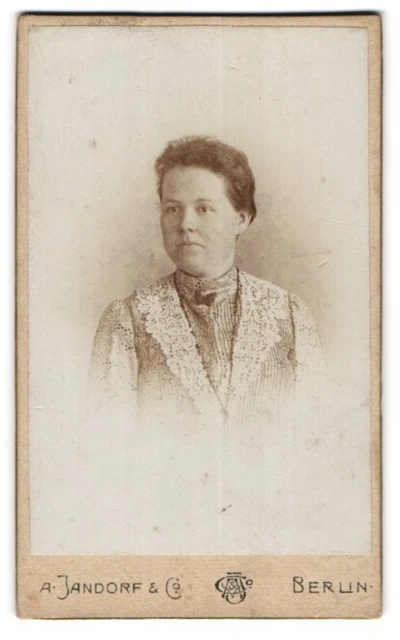 Fotografie A. Jandorf & Co., Berlin, Spittelmarkt 16 /17, Frau mit leerem Gesic