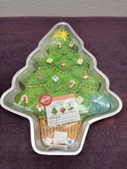 https://www.picclickimg.com/LaIAAOSwZ~Flal1o/Vtg-1995-WILTON-TREELITEFUL-CHRISTMAS-TREE-CAKE-PAN.webp
