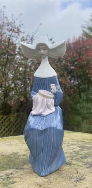 Lladro Nun figurine 5501 ‘Time to Sew’ , 22cm tall