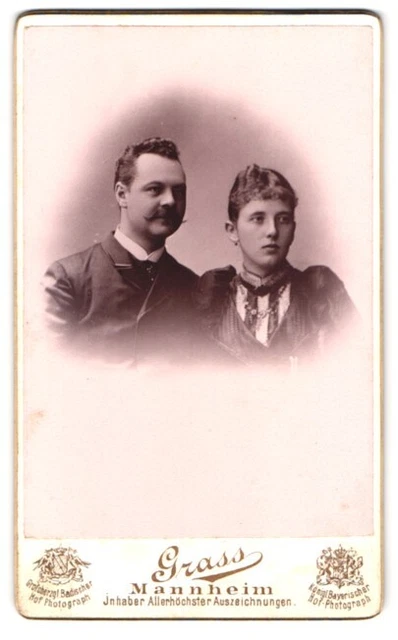 Fotografie Grass, Mannheim, Portrait Mann und Frau im Anzug und Kleid mit Halsk