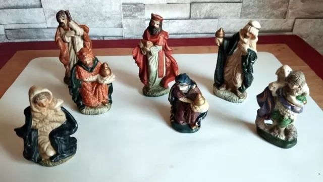 Lot De 7 Anciens Santons De Crèche Peints A La Main En Porcelaine