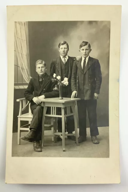 Antique Photograph Three Well Dressed Gentlemen Brothers Portrait EE909