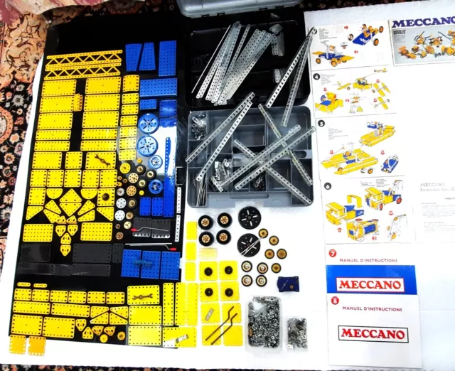 Meccano Vintage set number 8 with over 850 pieces , motor and many extras.