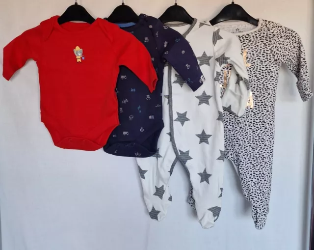 Pacchetto vestiti unisex per bambini fino a 1 mese. Nuovo. Marche miste.