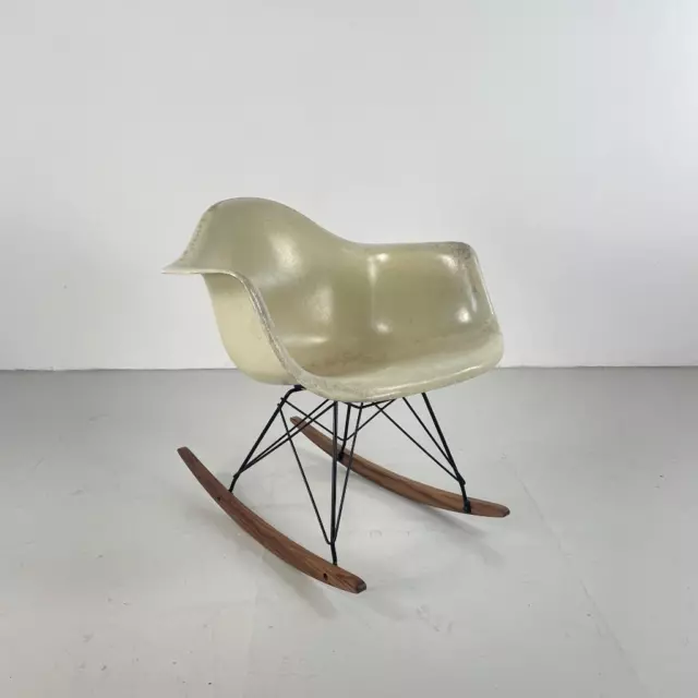 VINTAGE 1950s EAMES HERMAN MILLER RAR ROCKING CHAIR IN PARCHMENT WHITE #4145