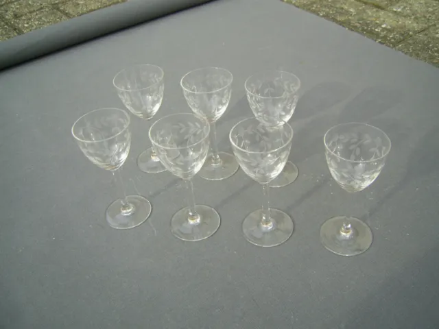 6+1 alte Gläser Likörglas alt vintage Muster im Glas