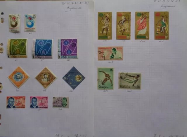 Lot, petite collection de timbres du Monde sur des feuilles
