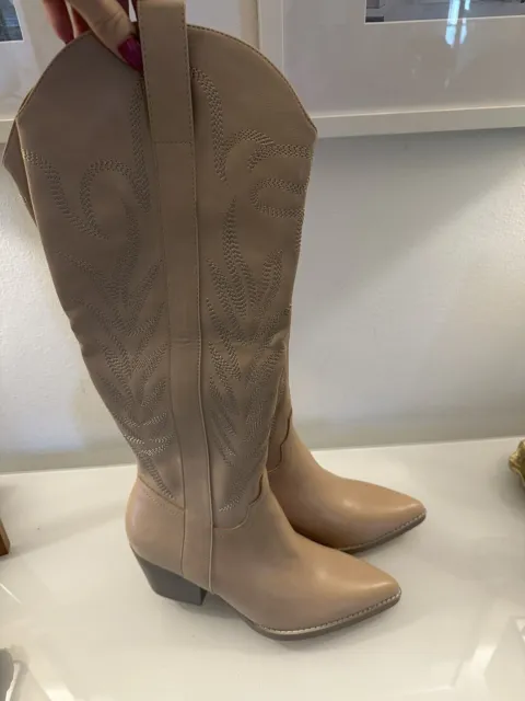 oasis society boots Size 8 Cream Color