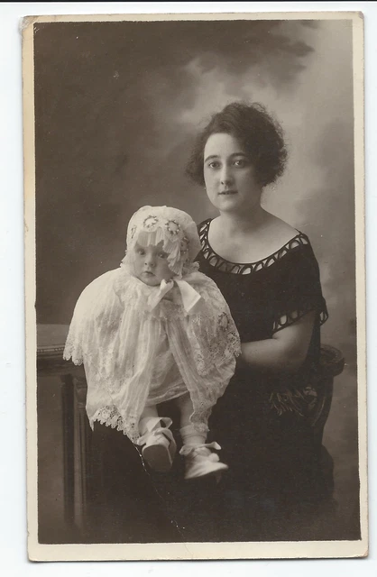 BM468 Carte Photo vintage card RPPC Femme avec bébé dans les bras mode fashion