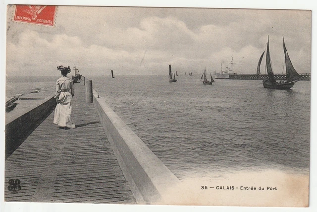 CALAIS - Pas de Calais - CPA 62 - Petits Bateaux à voiles à l'entrée du Port