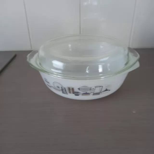 Vintage Agee Pyrex  CR 300 2 3 Pint Round Casserole With Lid