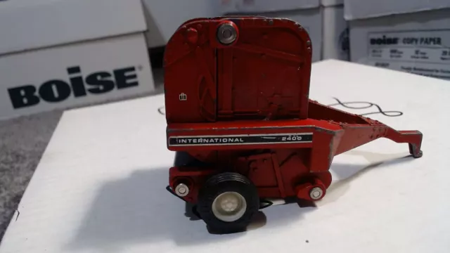 VINTAGE ERTL ROUND HAY BALER INTERNATIONAL 2400 DIE CAST RED   4.75' long