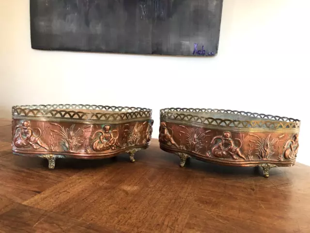 ANCIENNE PAIRE DE JARDINIÈRES EN CUIVRE ET LAITON REPOUSSÉ  "ANGELOTS et CYGNES"