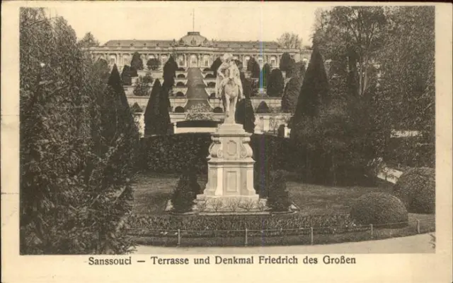 71437313 Potsdam Park Schloss Sanssouci Terrasse und Denkmal Friedrich der Gross
