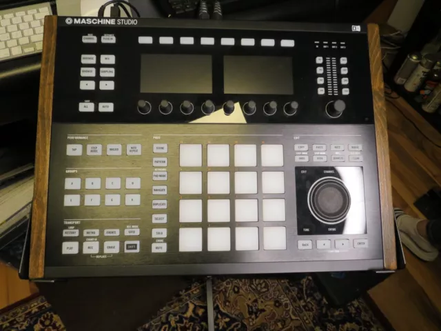 Maschine Studio NI, Black von Native Instrument neuwertig mit Untergestellt, TOP