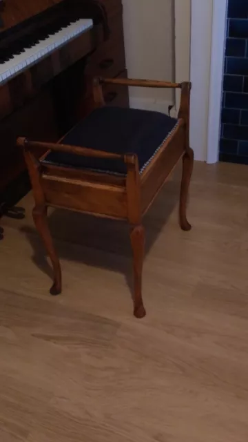 Piano stool with storage