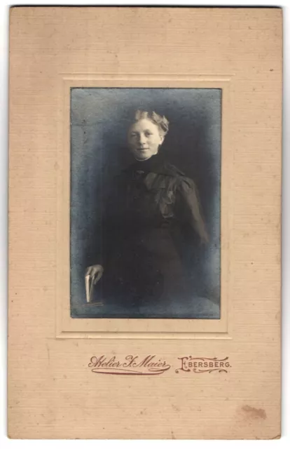 Fotografie J. Maier, Ebersberg, Portrait junge Dame im schwarzen Kleid mit Buch