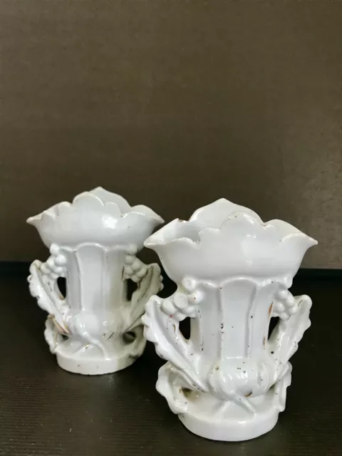 Paire de petits vases de mariée en porcelaine de Paris