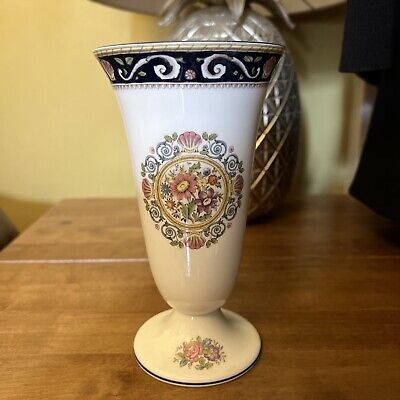 Wedgwood Wedgwood Candlelight White Bone China Fluted Bud Vase 13.5cm 