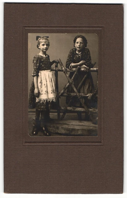 Fotografie unbekannter Fotograf und Ort, Portrait zwei junge Mädchen in hübsche