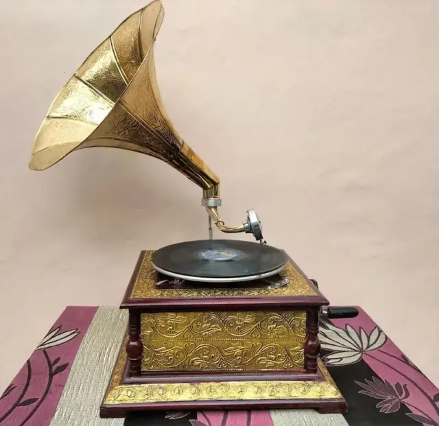 Vintage Revival: Designer Wind-Up Gramophone - An Elegant Phonograph for Home