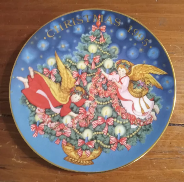 Avon Christmas Series Plate 1995  Collector's 22k Gold Trim Vintage 8"