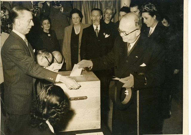 Paris, M.Auriol, au bureau de vote, proche de l&#039;Elysée Vintage silver print