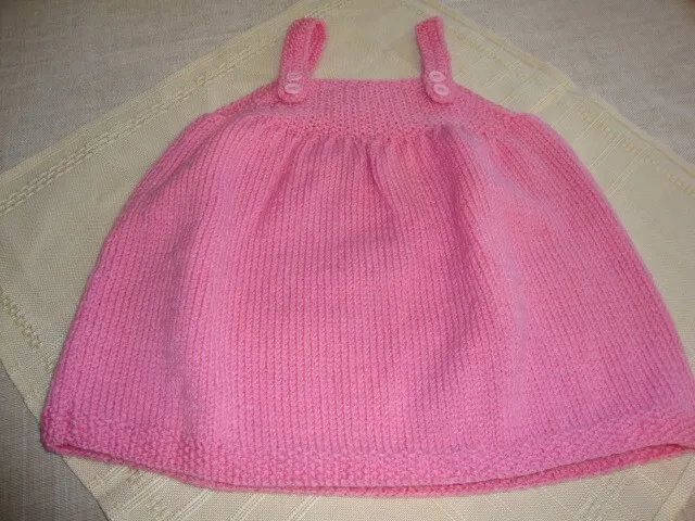 Robe  NEUVE bébé 3/6 mois tricotée main  rose fuschia et ses chaussons assortis 2