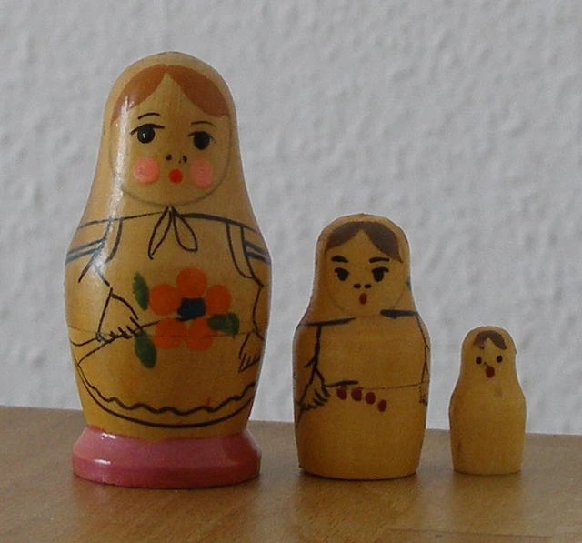 3 Holzpuppen! Schöne Matroschka. Babuschka! Matrioschka. Matrjoschka. Handgemalt