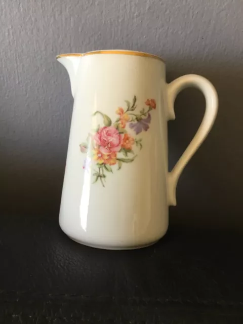 Pichet L.Lourioux porcelaine de Foëcy en Berry